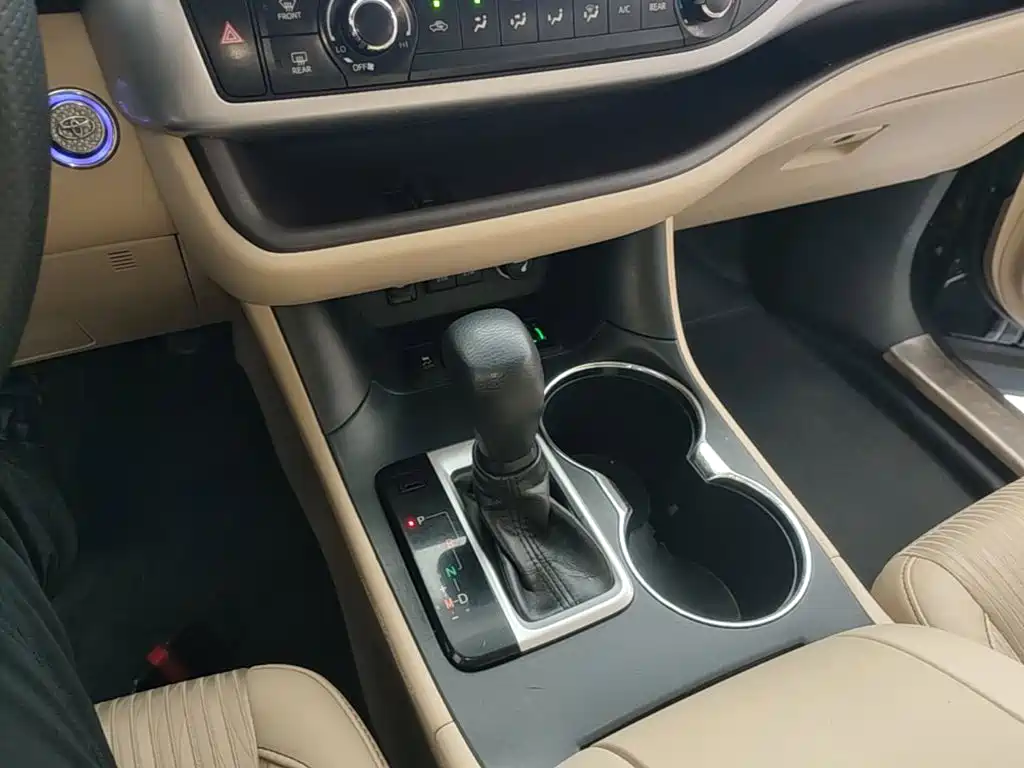 Toyota Highlander — фото 14