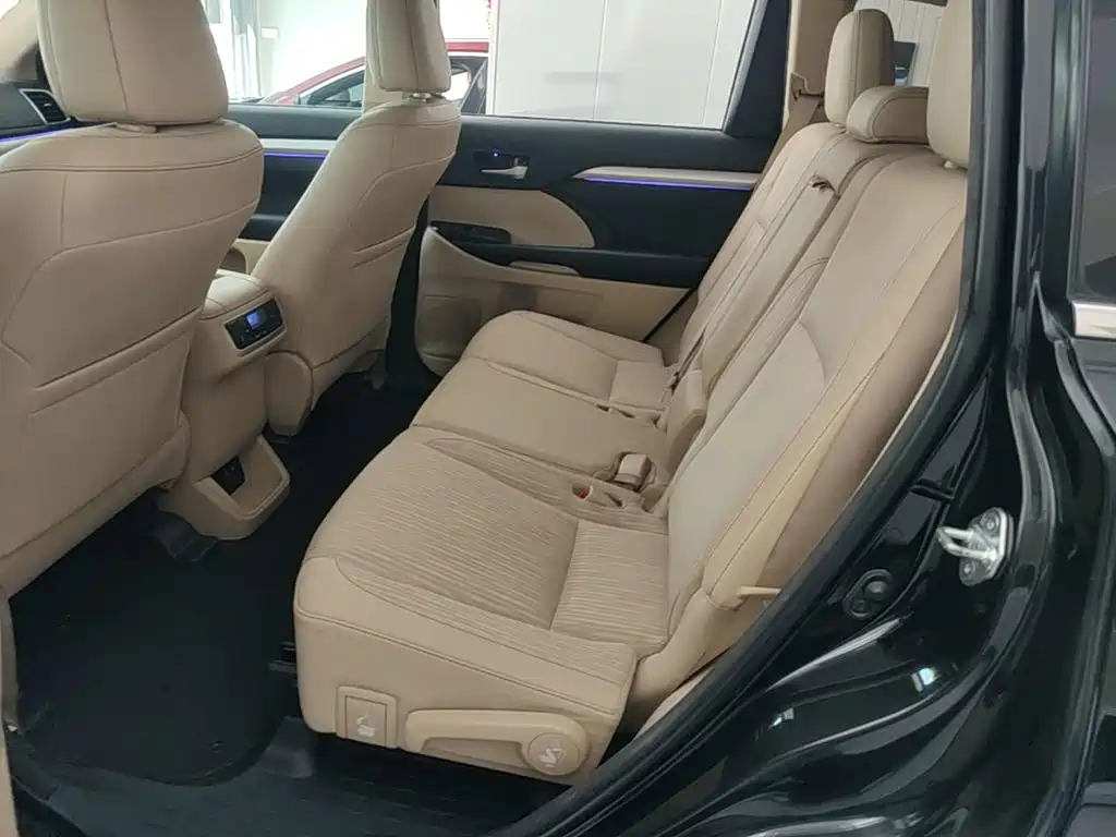 Toyota Highlander — фото 17