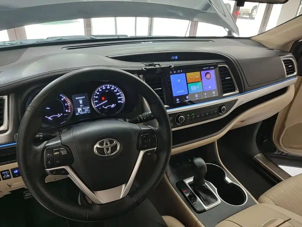 Toyota Highlander — фото 10