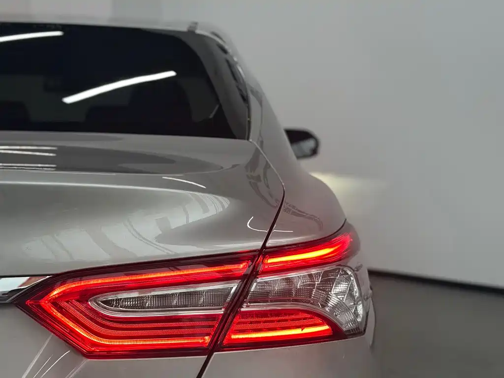 Toyota Camry — фото 20