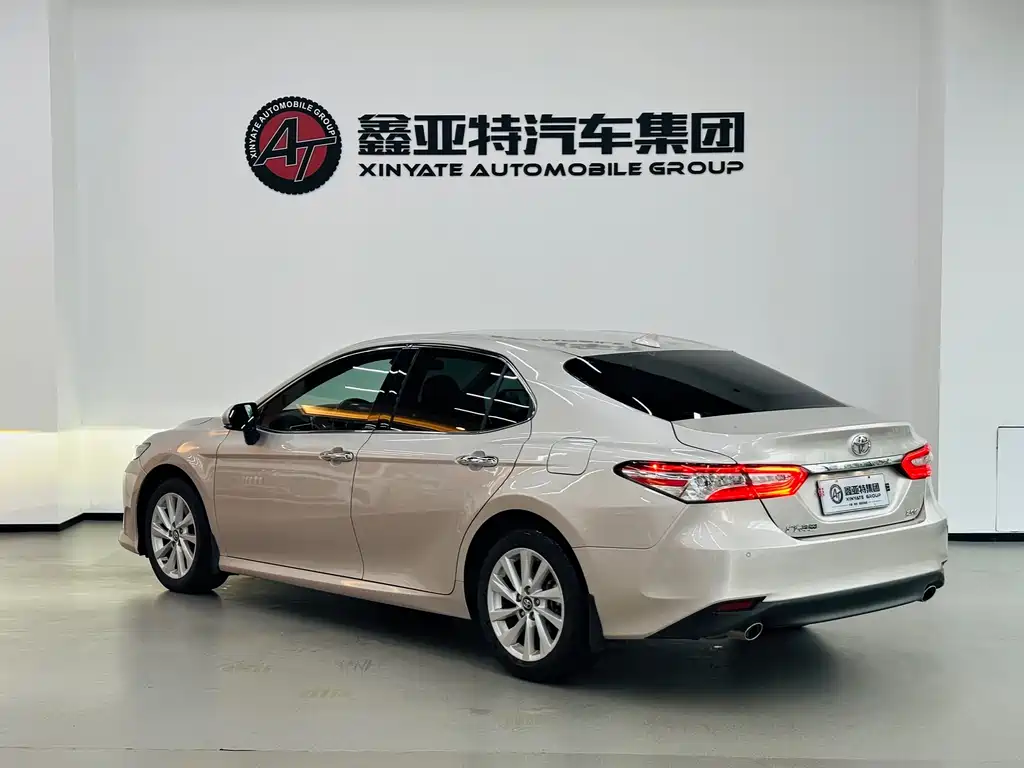 Toyota Camry — фото 4