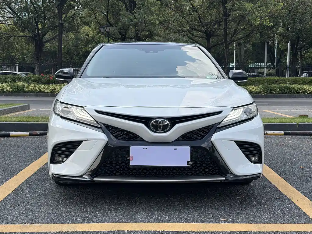 Toyota Camry — фото 2