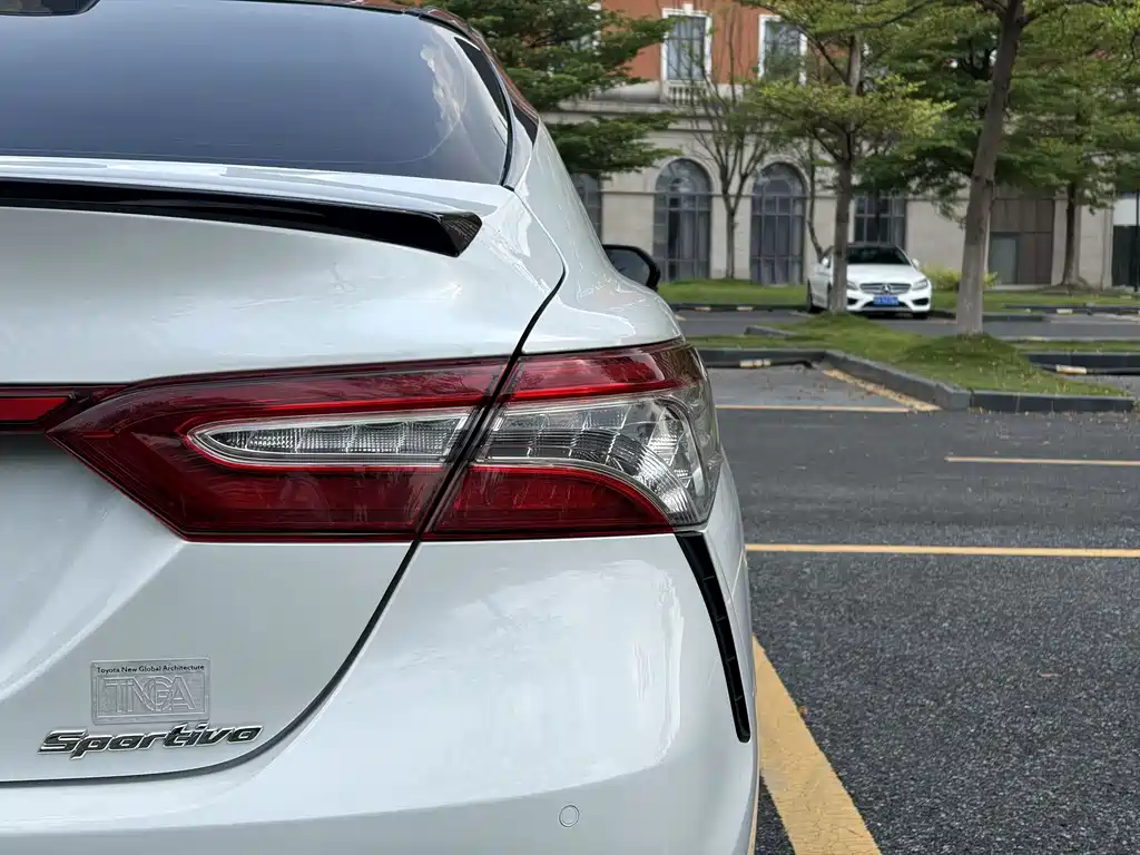 Toyota Camry — фото 19