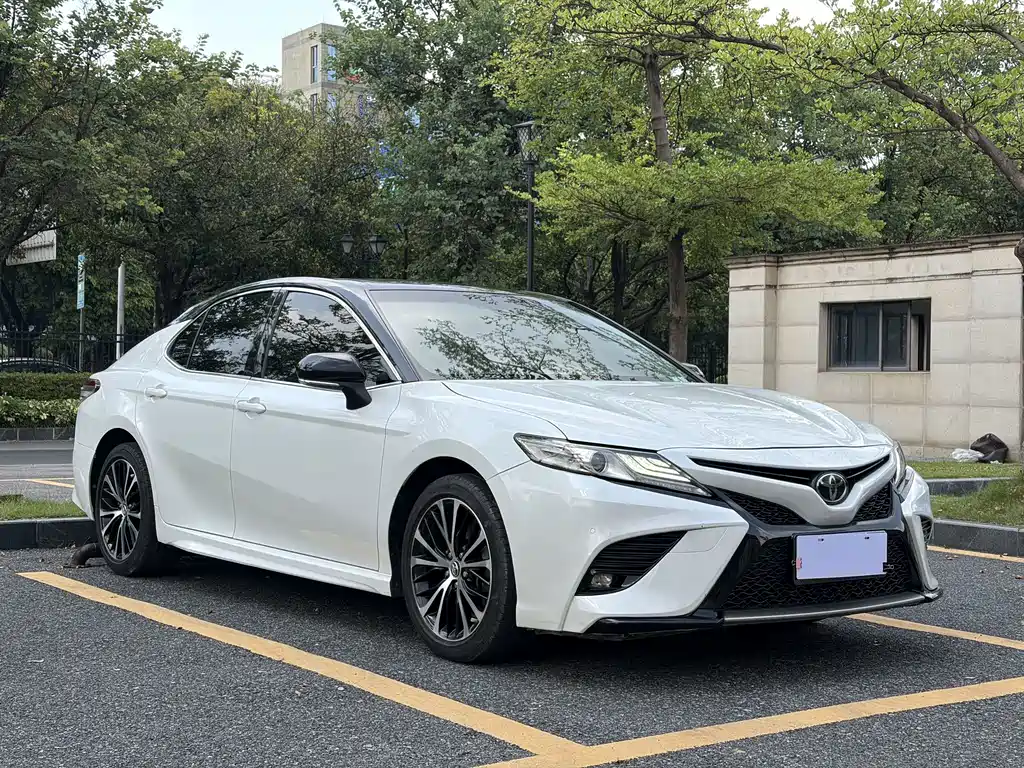 Toyota Camry — фото 3