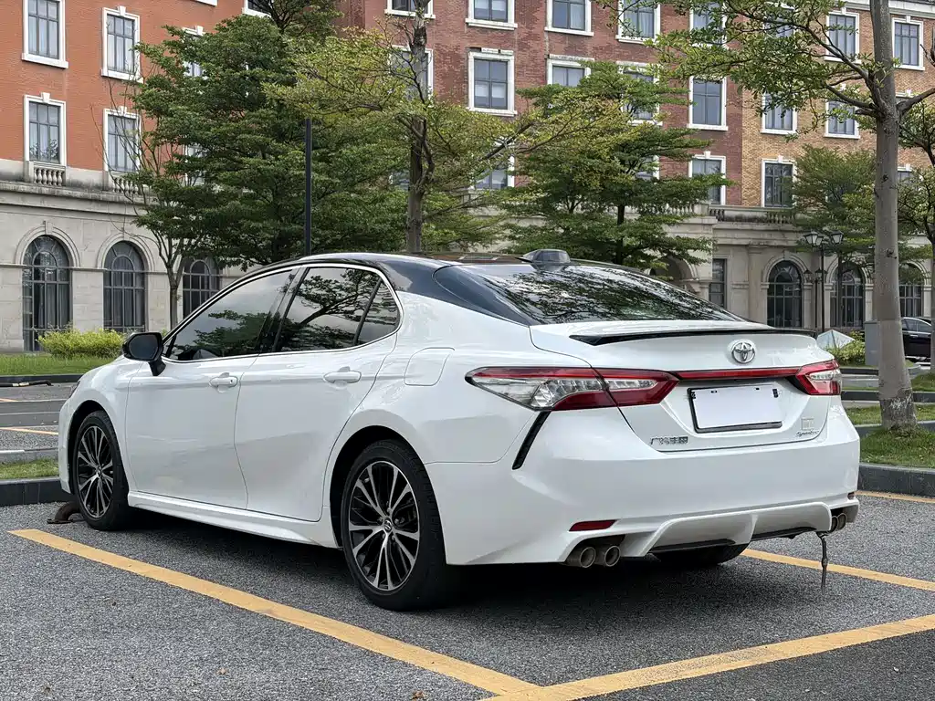 Toyota Camry — фото 4