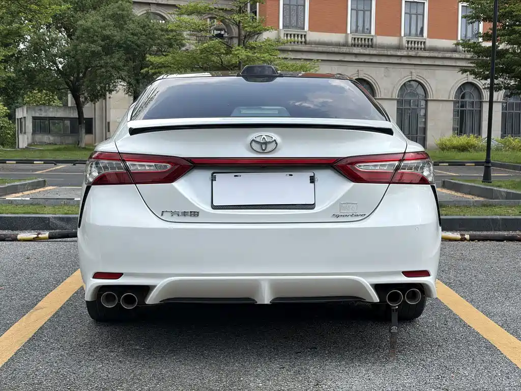 Toyota Camry — фото 5