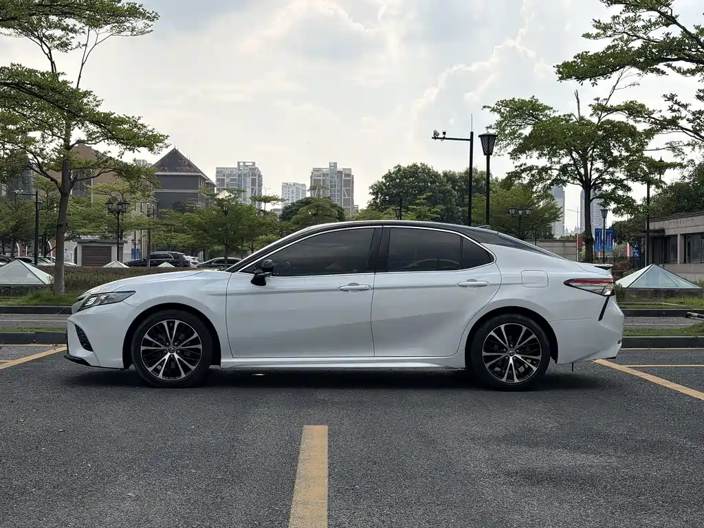 Toyota Camry — фото 7