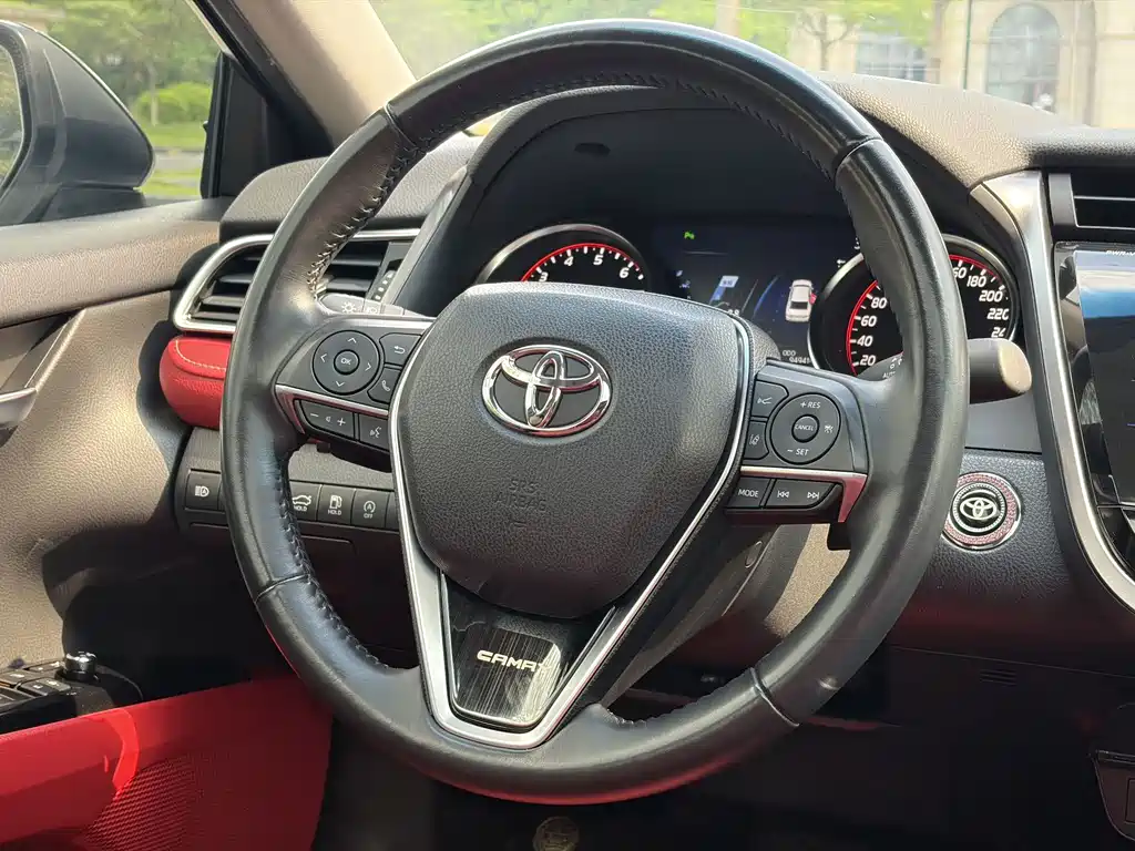 Toyota Camry — фото 9
