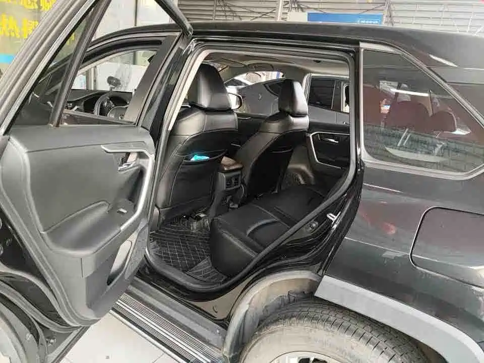 Toyota RAV4 — фото 7