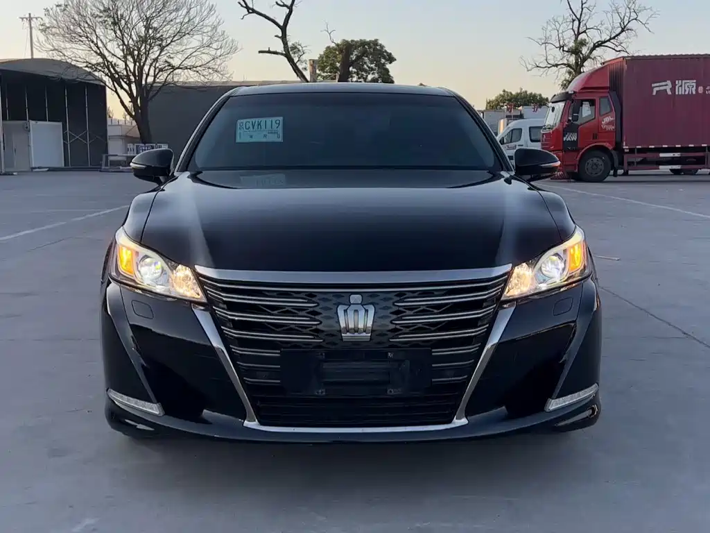 Toyota Crown — фото 3