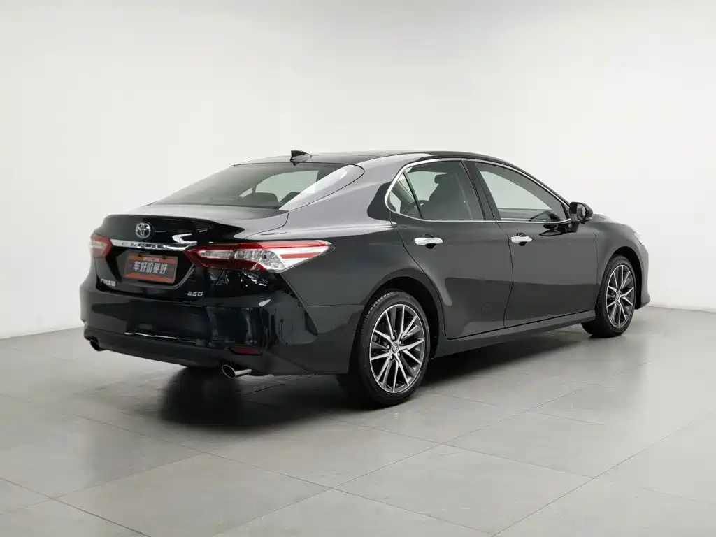 Toyota Camry — фото 2