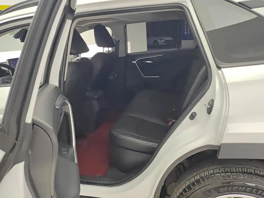 Toyota RAV4 — фото 11