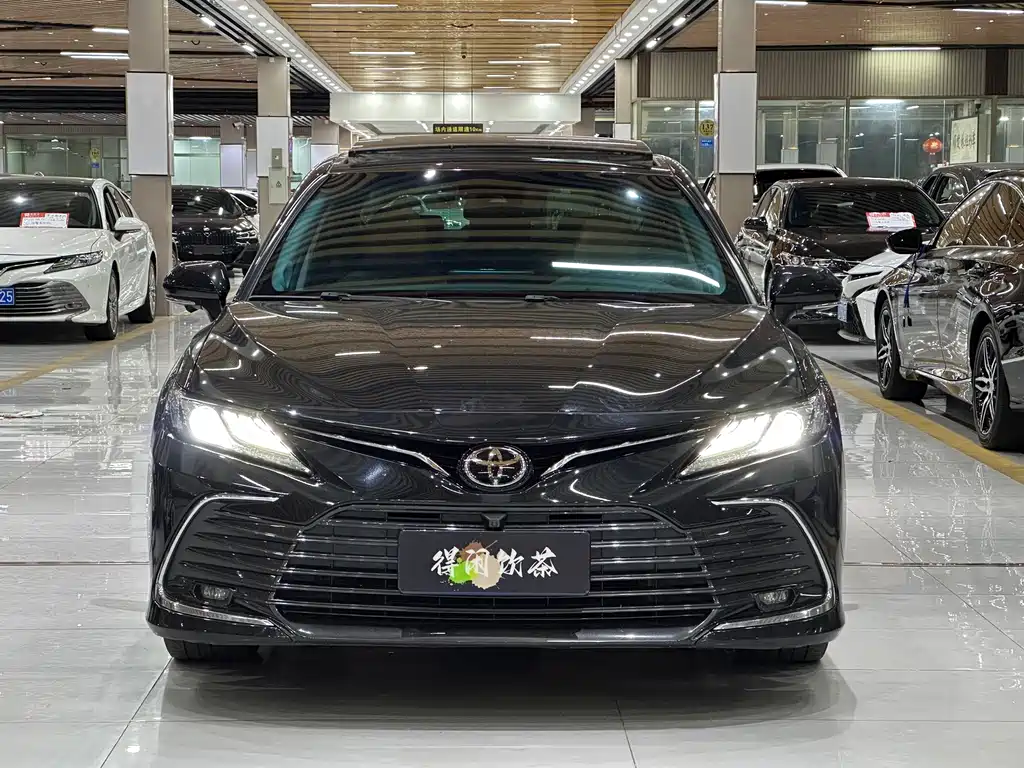 Toyota Camry — фото 2