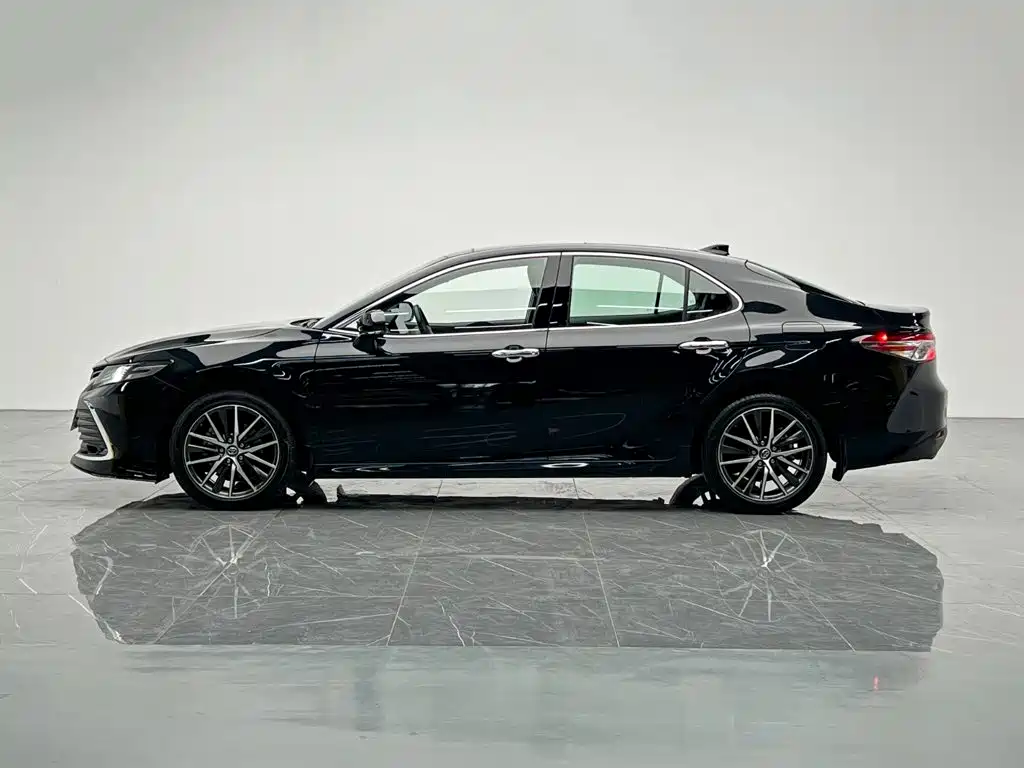 Toyota Camry — фото 3