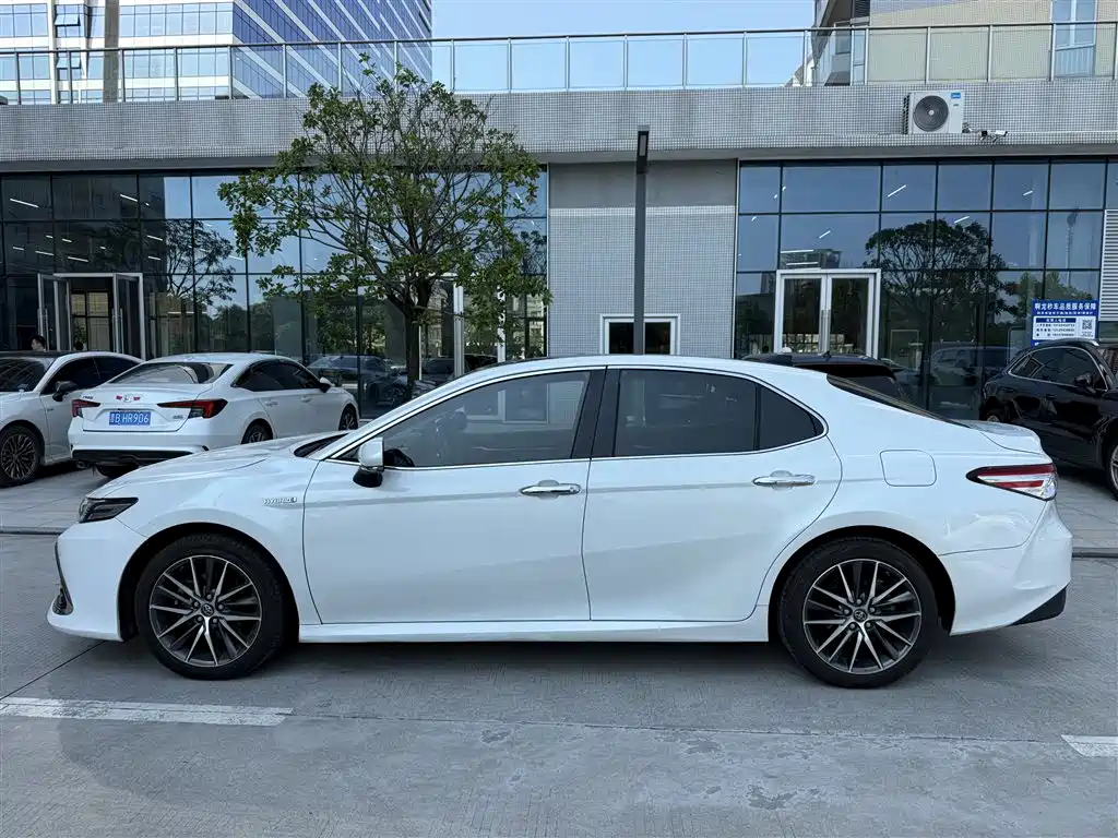 Toyota Camry — фото 8