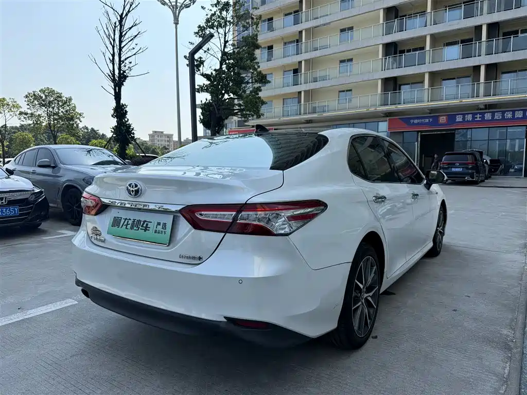 Toyota Camry — фото 10