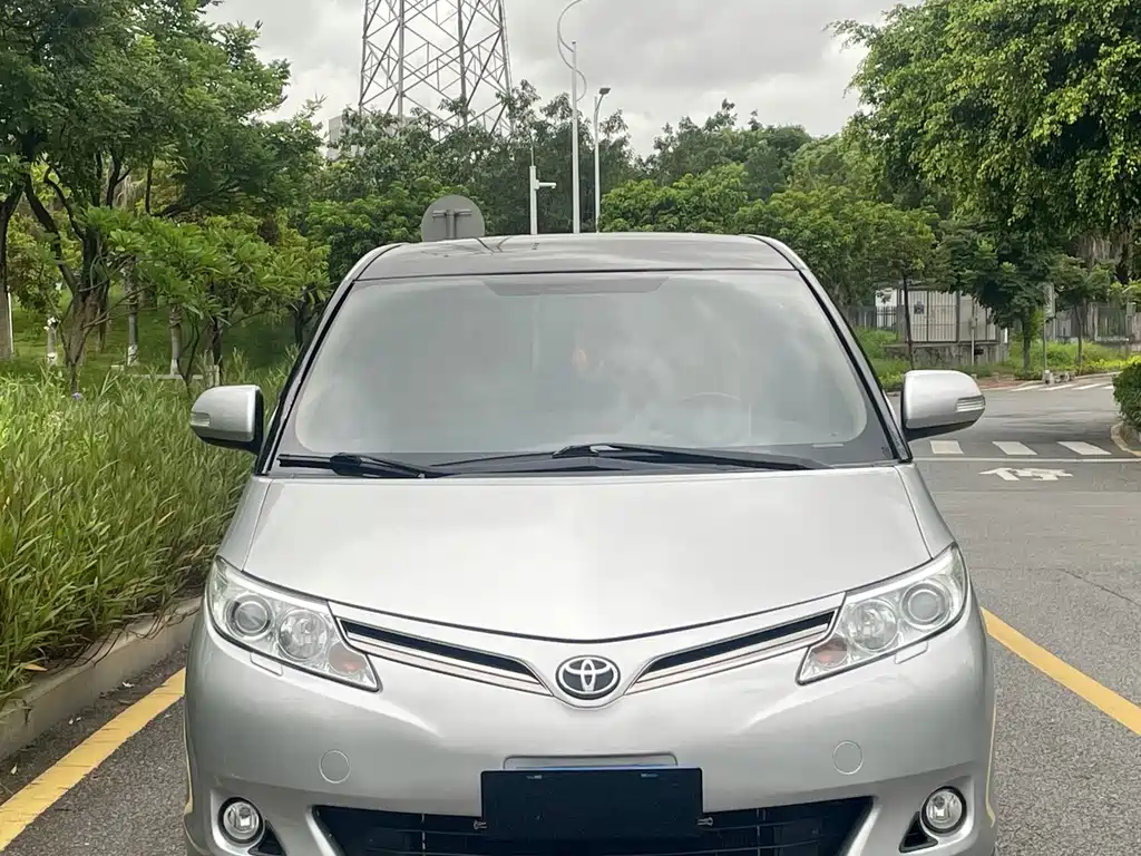 Toyota Previa — фото 2