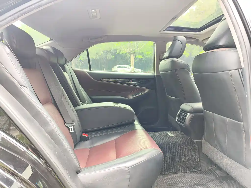Toyota Crown — фото 11