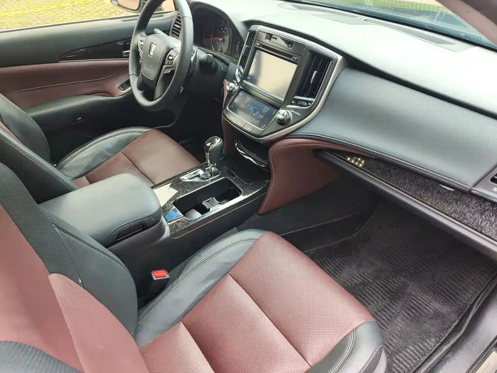 Toyota Crown — фото 17