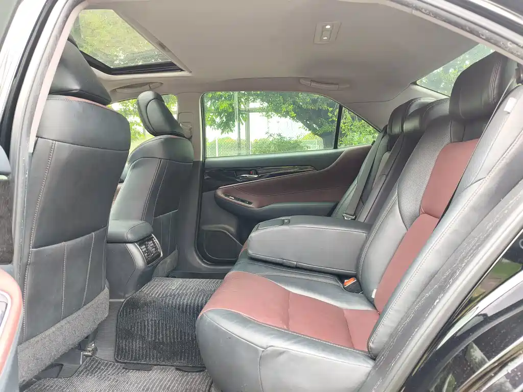 Toyota Crown — фото 10
