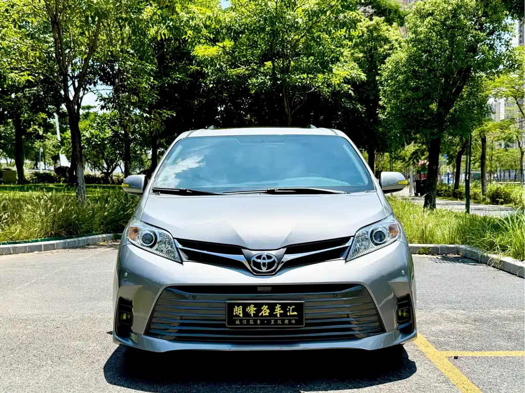 Toyota Sienna — фото 2