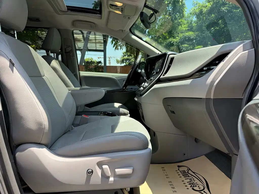 Toyota Sienna — фото 11