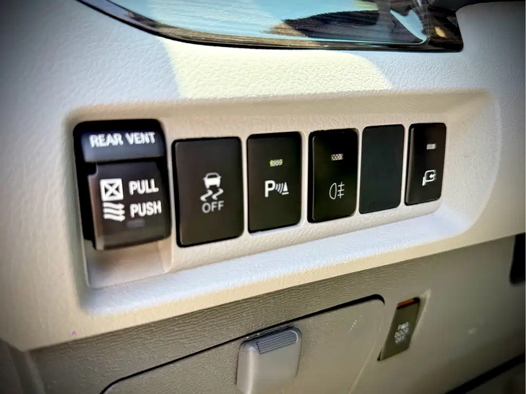 Toyota Sienna — фото 19