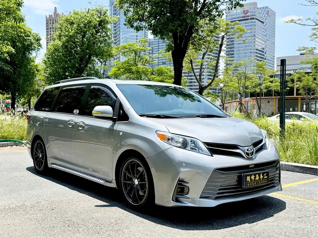 Toyota Sienna — фото 3