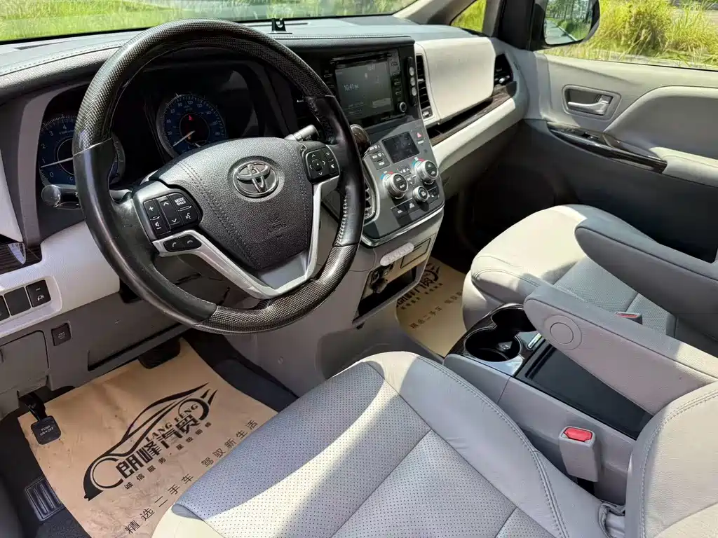 Toyota Sienna — фото 21