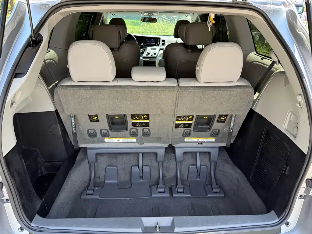 Toyota Sienna — фото 22