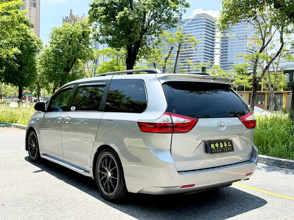 Toyota Sienna — фото 4
