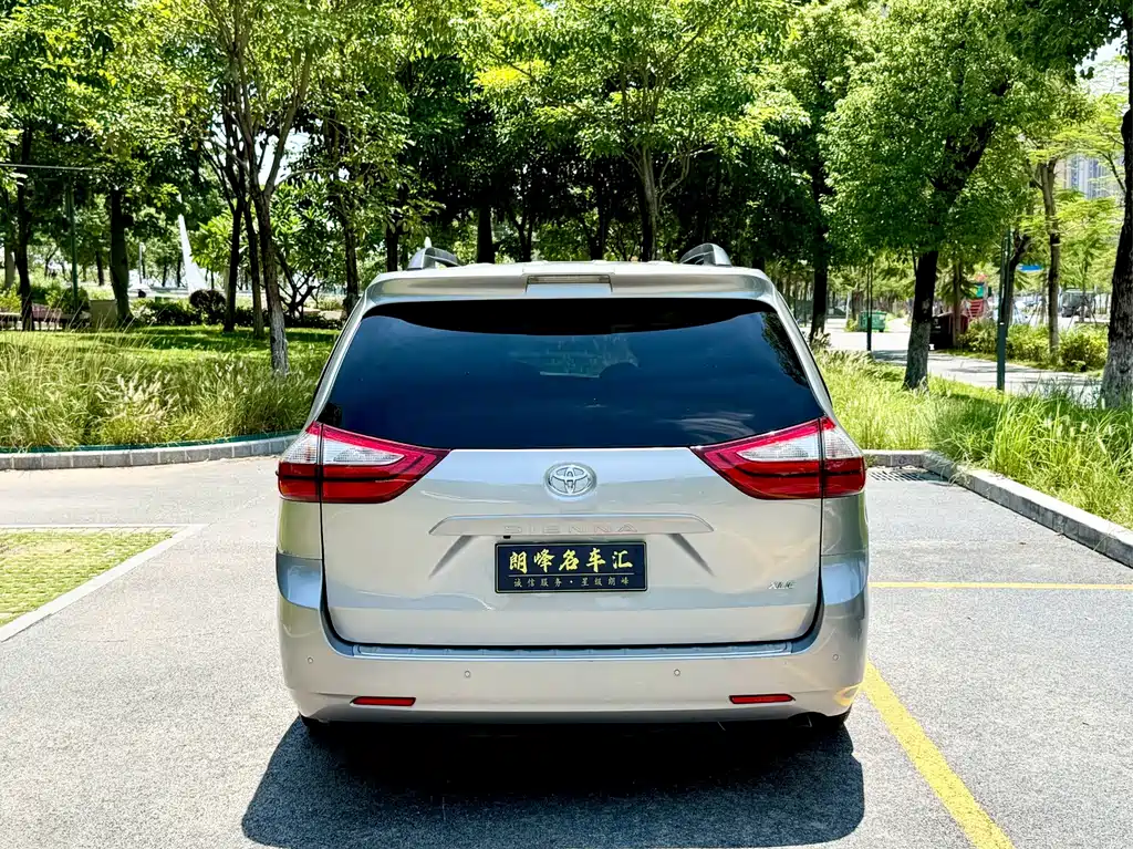 Toyota Sienna — фото 5