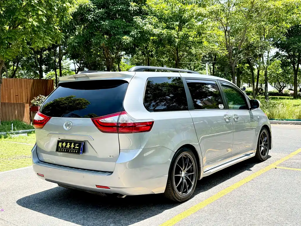 Toyota Sienna — фото 6