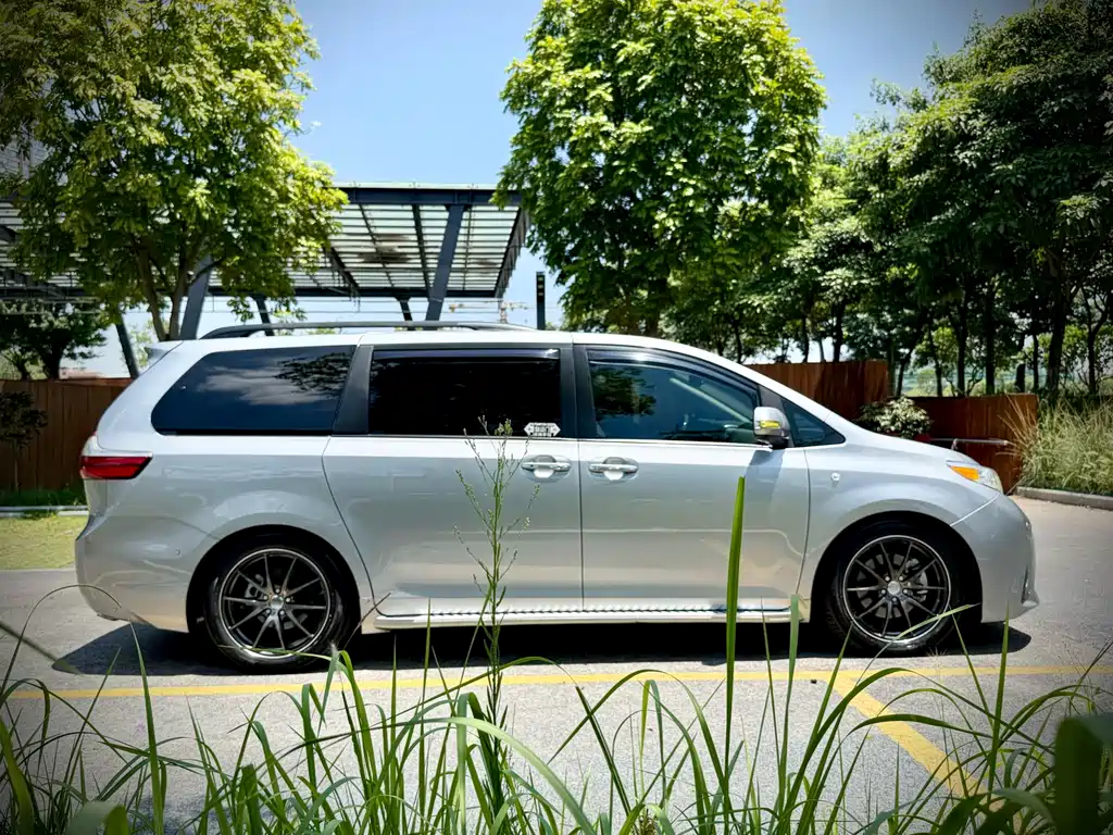 Toyota Sienna — фото 7