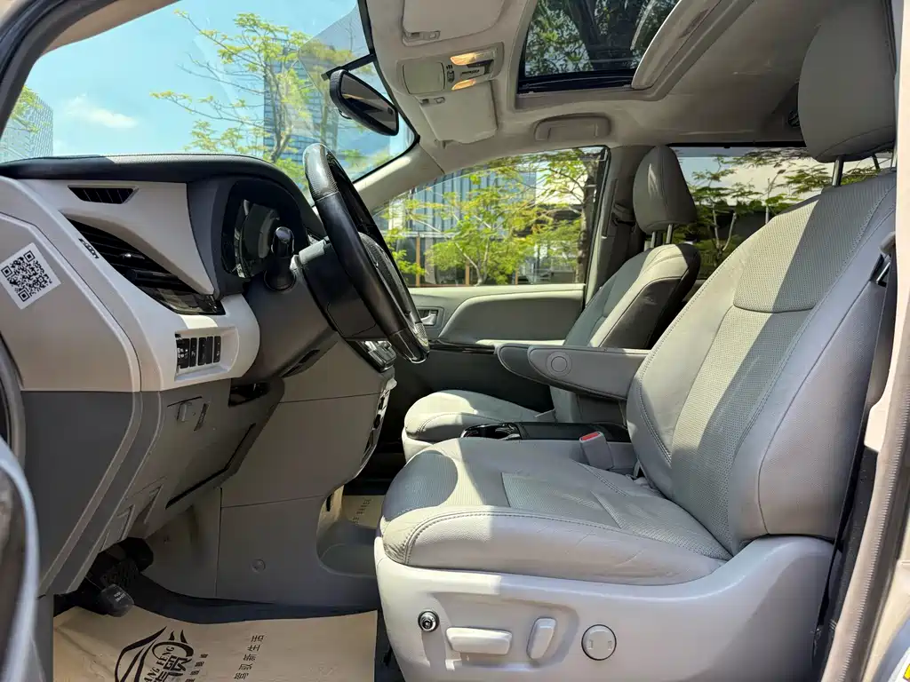 Toyota Sienna — фото 9