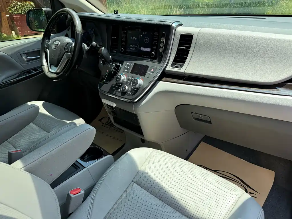 Toyota Sienna — фото 10