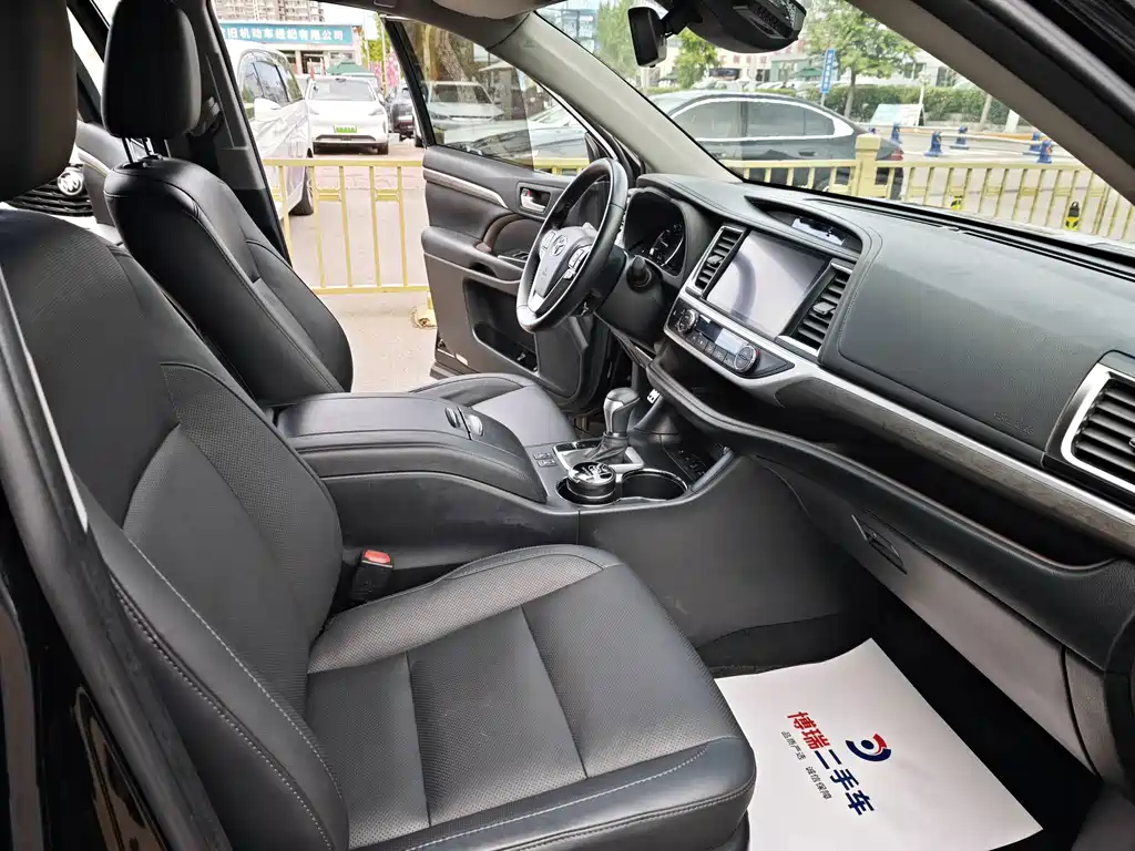 Toyota Highlander — фото 11