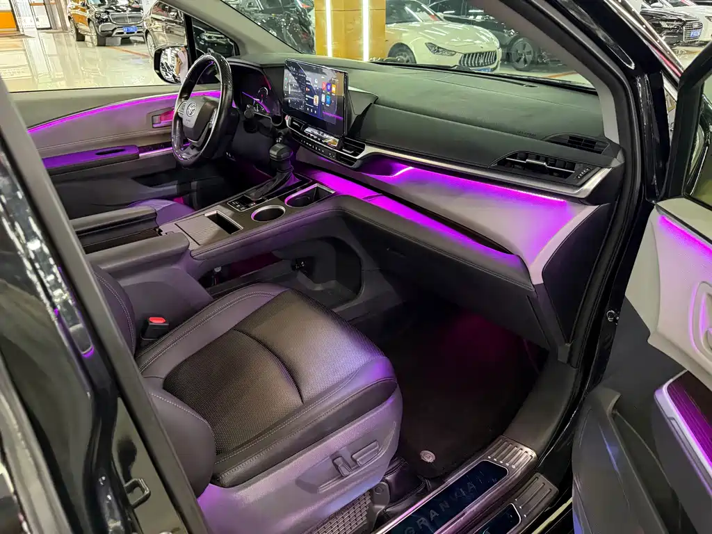 Toyota Granvia — фото 14