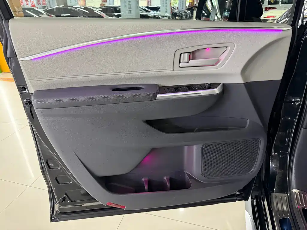 Toyota Granvia — фото 17