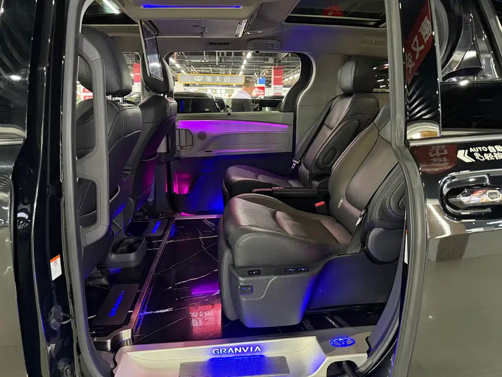 Toyota Granvia — фото 6