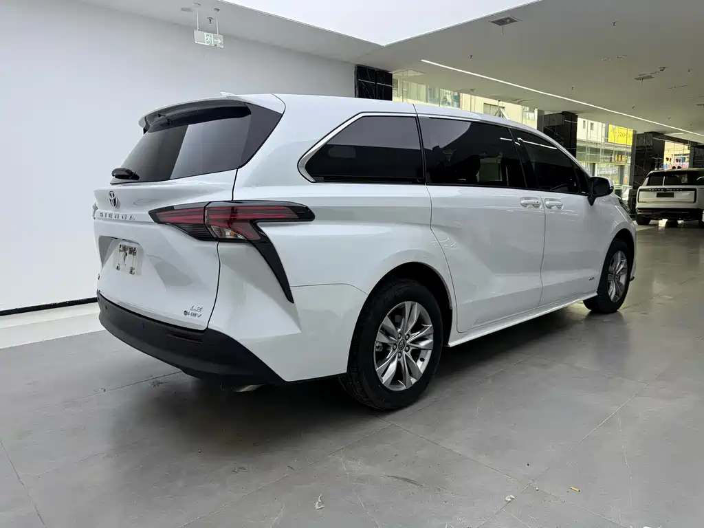 Toyota Sienna — фото 2
