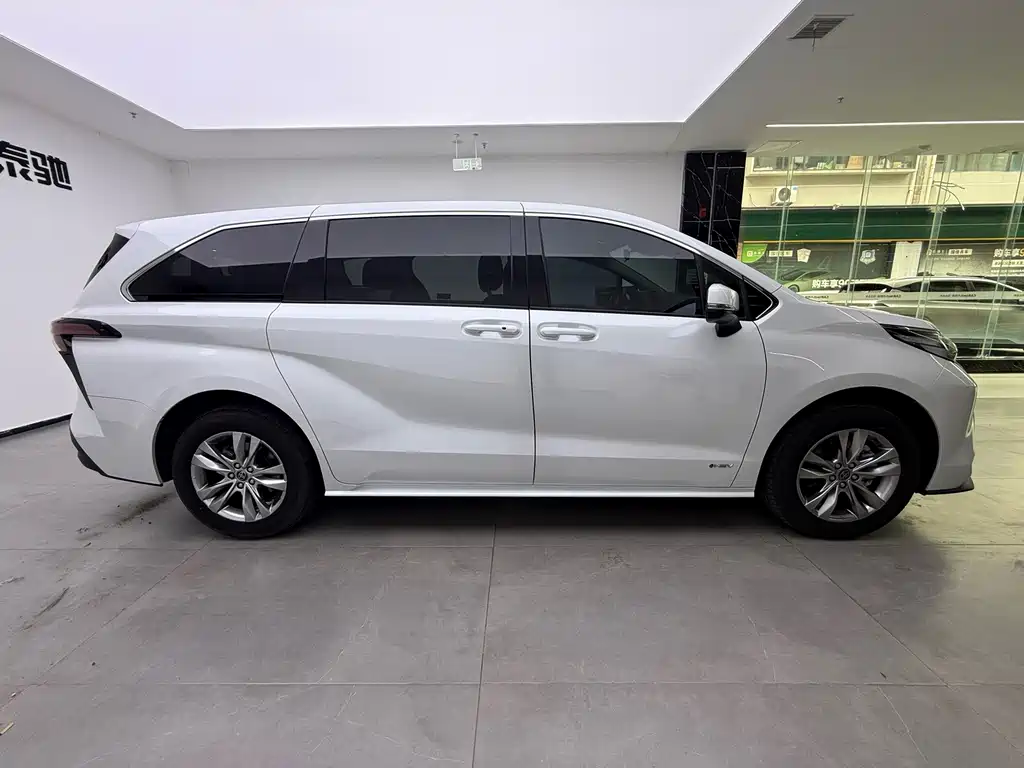 Toyota Sienna — фото 11