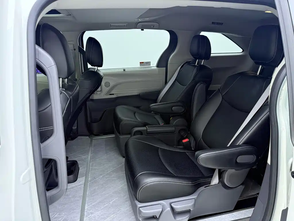 Toyota Sienna — фото 19