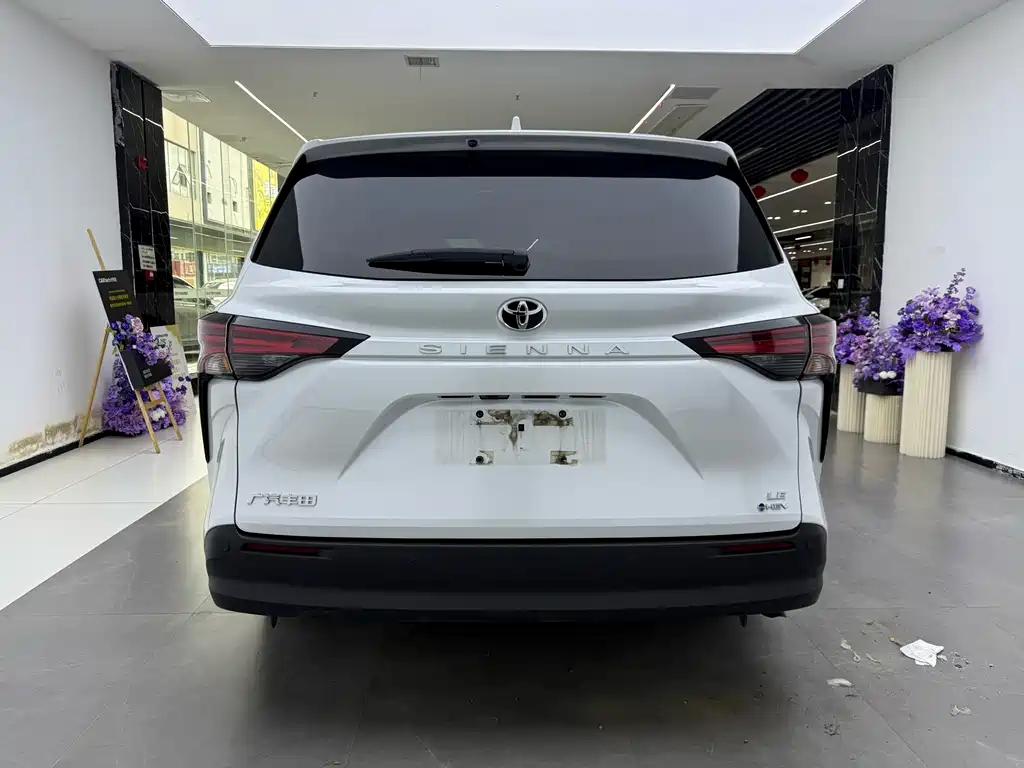 Toyota Sienna — фото 4