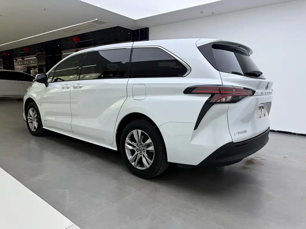 Toyota Sienna — фото 9