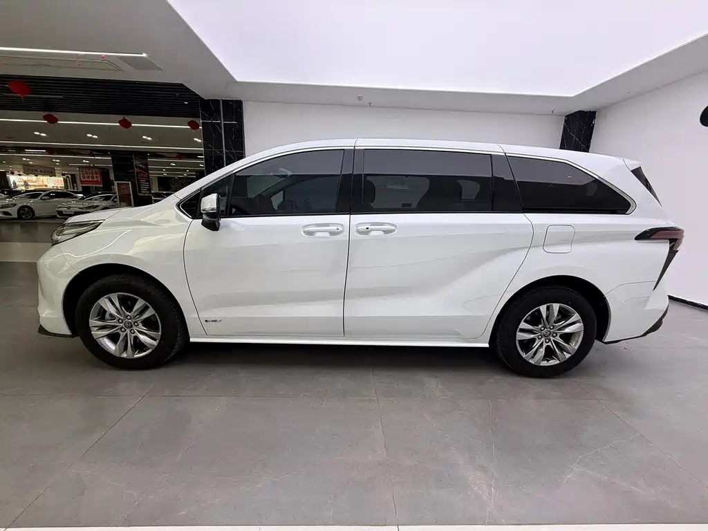 Toyota Sienna — фото 10
