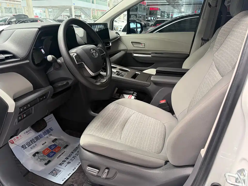 Toyota Sienna — фото 4