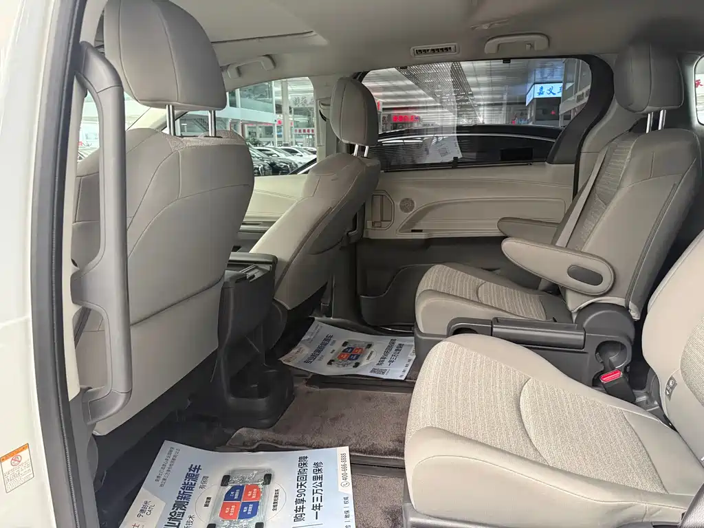 Toyota Sienna — фото 5