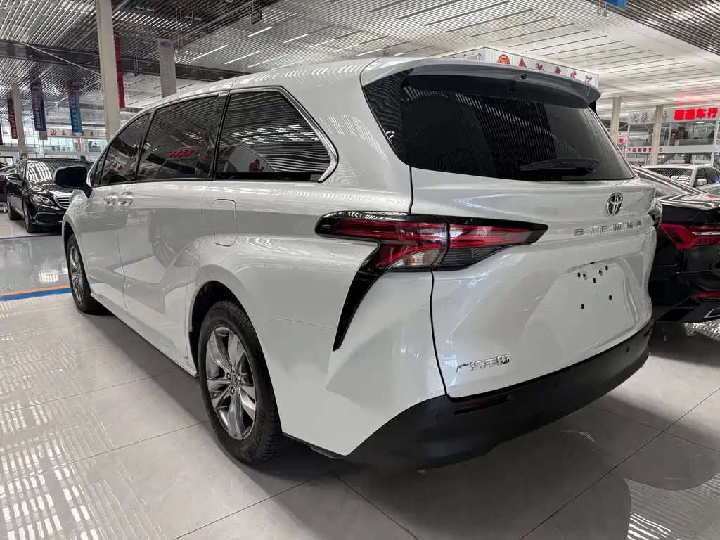 Toyota Sienna — фото 8