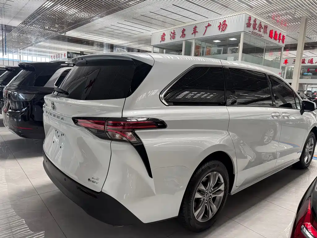Toyota Sienna — фото 9